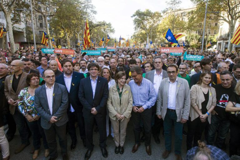 DEZENAS DE MILHARES MANIFESTAM-SE EM BARCELONA CONTRA DECISÃO DE MADRID