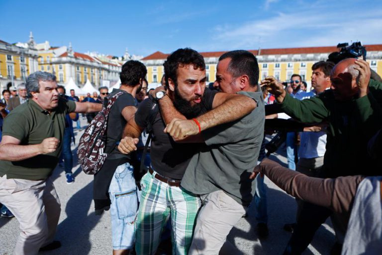 MANIFESTANTES ENVOLVEM-SE EM DESACATOS EM LISBOA