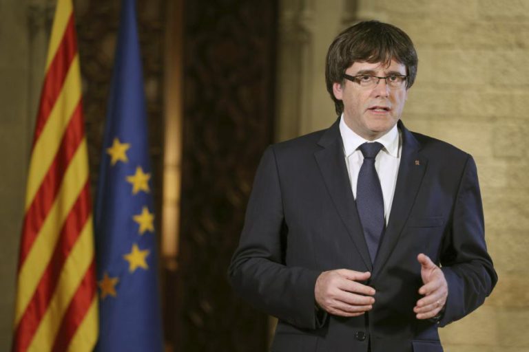 PUIGDEMONT ASSEGURA QUE CATALUNHA VAI RESISTIR DE FORMA PACÍFICA A ATAQUE DE MADRID