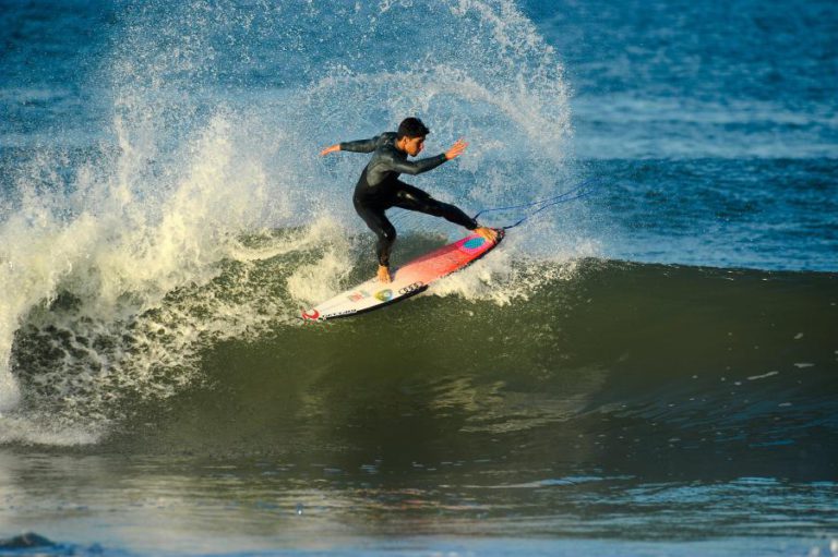 SURFISTA GABRIEL MEDINA VINGA FINAL DE 2012 E VENCE EM PENICHE