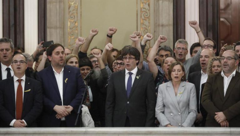 GOVERNO ESPANHOL DESTITUI PUIGDEMONT E TODO O RESTANTE GOVERNO REGIONAL DA CATALUNHA