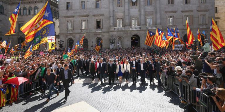 PUIGDEMONT RECUSA AFASTAMENTO E QUER CATALÃES A FAZER “OPOSIÇÃO DEMOCRÁTICA”