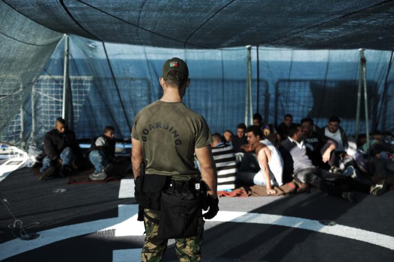 MIGRANTES RESGATADOS POR NAVIO DA MARINHA ENTREGUES A AUTORIDADES ITALIANAS NA SICÍLIA