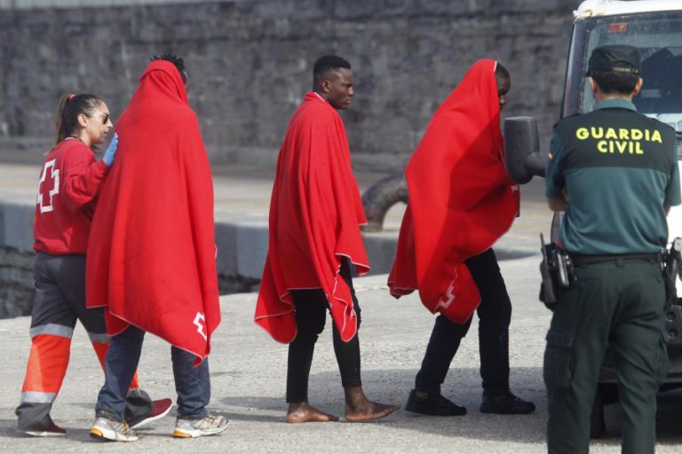 AUTORIDADES MARÍTIMAS ESPANHOLAS RESGATAM 73 MIGRANTES PERTO DA ILHA DE ALBORÃO