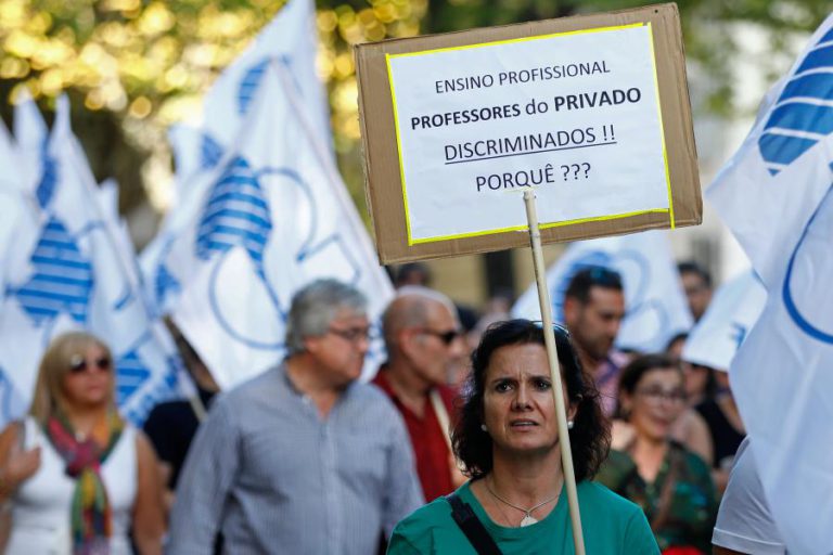 DEZENAS DE PROFESSORES DO ENSINO PRIVADO E COOPERATIVO PROTESTAM EM LISBOA