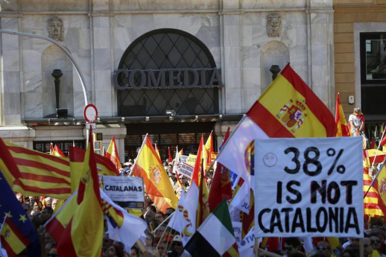CENTENAS DE MILHARES MANIFESTARAM-SE NO CENTRO DE BARCELONA PELA UNIDADE DE ESPANHA