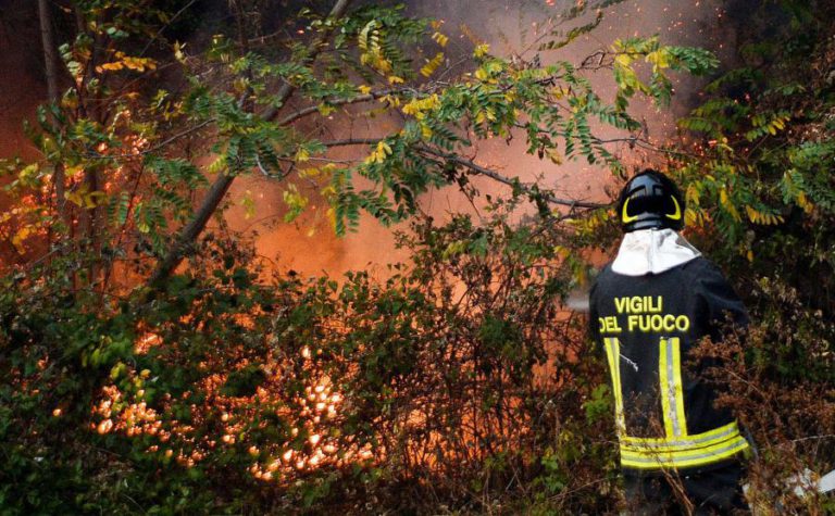 ITÁLIA RECEBE AJUDA DA SUIÇA E CROÁCIA PARA COMBATER INCENDIOS NO NORTE DO PAÍS