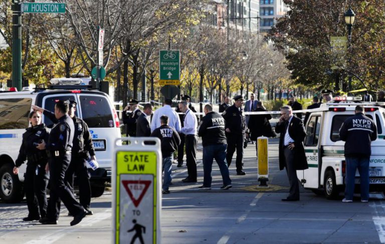 CARRINHA ATROPELA PESSOAS EM MANHATTAN E CAUSA PELO MENOS SEIS MORTOS