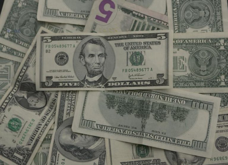 PREÇO DO DÓLAR NAS RUAS DE LUANDA DISPARA COM RECEIO DE DESVALORIZAÇÃO DO KWANZA