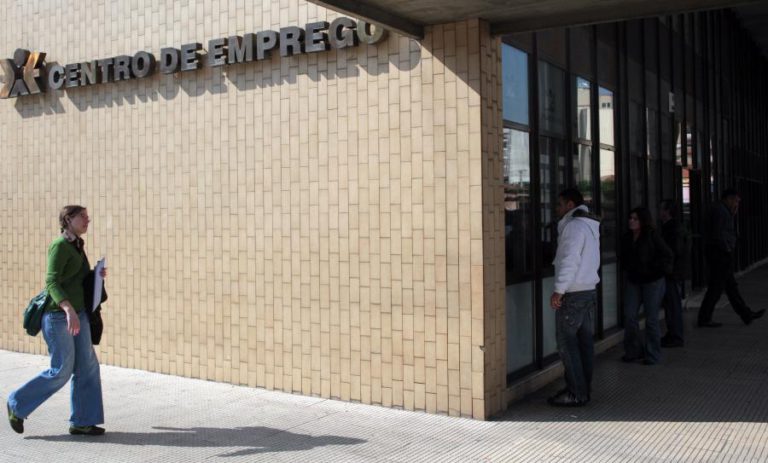 NÚMERO DE DESEMPREGADOS INSCRITOS NOS CENTROS DE EMPREGO BAIXA 16,3% EM SETEMBRO