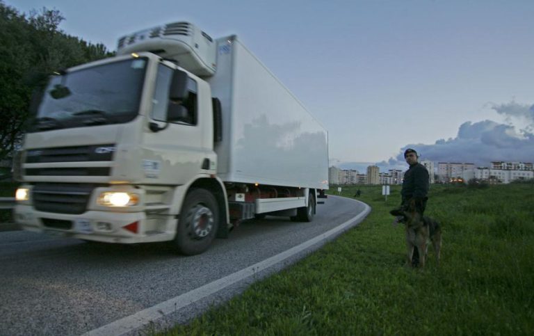 ZONAS FRONTEIRIÇAS FRANCESAS BLOQUEADAS EM PROTESTO CONTRA DIRETIVA EUROPEIA