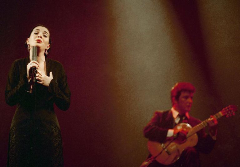 CANTORA TERESA SALGUEIRO RECEBE PRÉMIO JOSÉ AFONSO NOS RECREIOS DA AMADORA