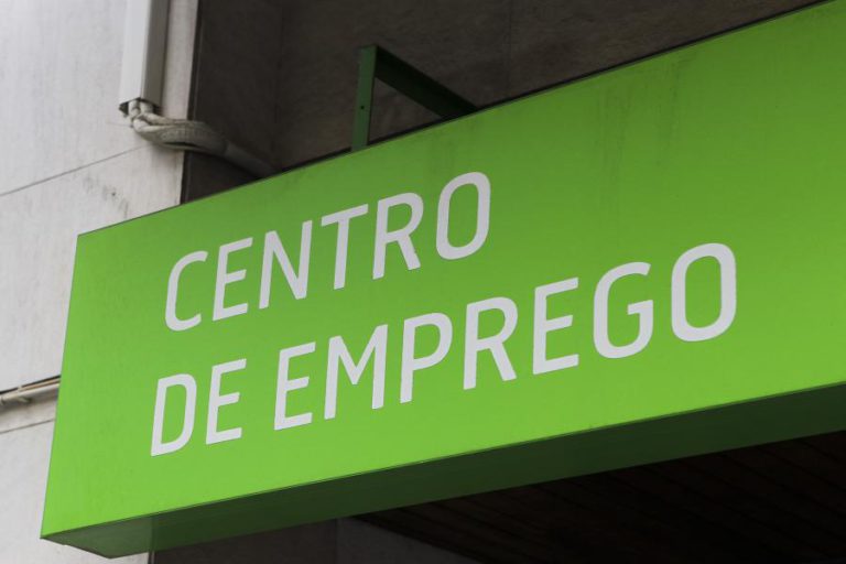 NÚMERO DE DESEMPREGADOS INSCRITOS NOS CENTROS DE EMPREGO EM OUTUBRO É O MAIS BAIXO EM 9 ANOS
