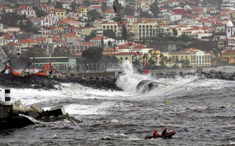 CAPITANIA DO FUNCHAL EMITE AVISO DE MAU TEMPO DEVIDO A FORTE AGITAÇÃO MARÍTIMA