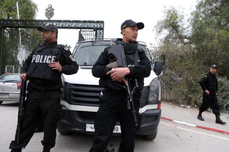 DOIS POLÍCIAS ESFAQUEADOS FRENTE AO PARLAMENTO DA TUNISIA