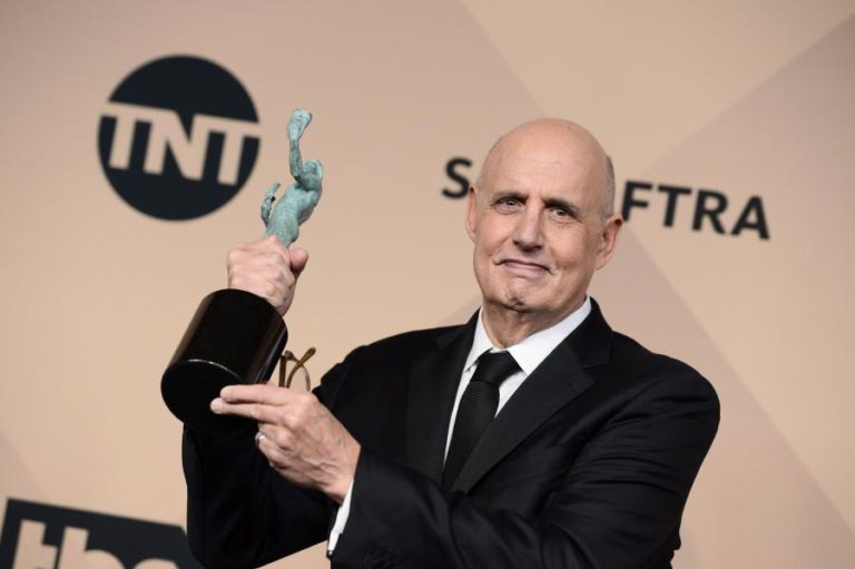 ATOR JEFFREY TAMBOR ABANDONA SÉRIE “TRANSPARENT”