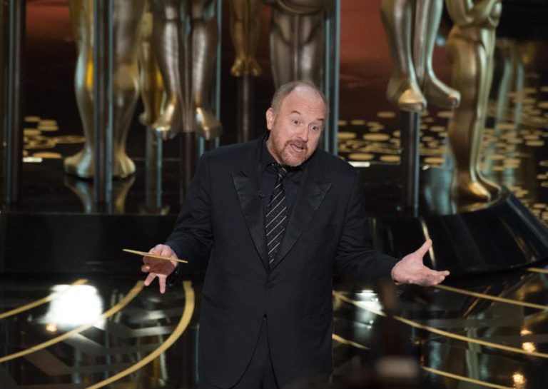 COMEDIANTE LOUIS C.K. ADMITE MÁ-CONDUTA SEXUAL E DIZ LAMENTAR O SOFRIMENTO CAUSADO