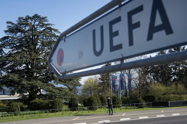 UEFA ABRE PROCESSO DISCIPLINAR AO BENFICA POR USO DE PIROTÉCNIA EM OLD TRAFFORD