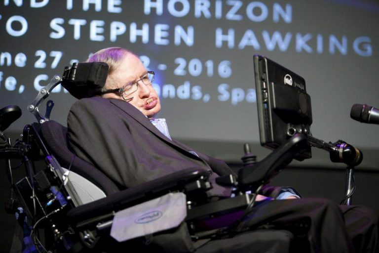 CIENTISTA STEPHEN HAWKING OTIMISTA, MAS LANÇA AVISOS SOBRE INTELIGÊNCIA ARTIFICIAL