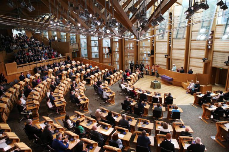 PARLAMENTO ESCOCÊS EVACUADO POR TER SIDO ENCONTRADO PACOTE SUSPEITO