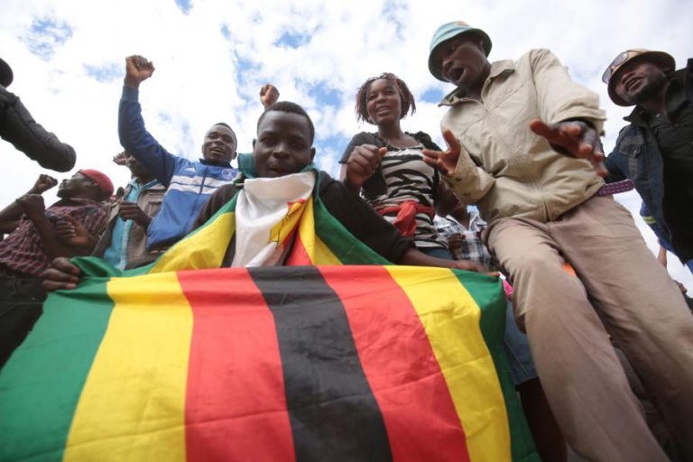 LIGA DOS JOVENS DA ZANU-PF DO ZIMBABUÉ APELA À DEMISSÃO DE MUGABE