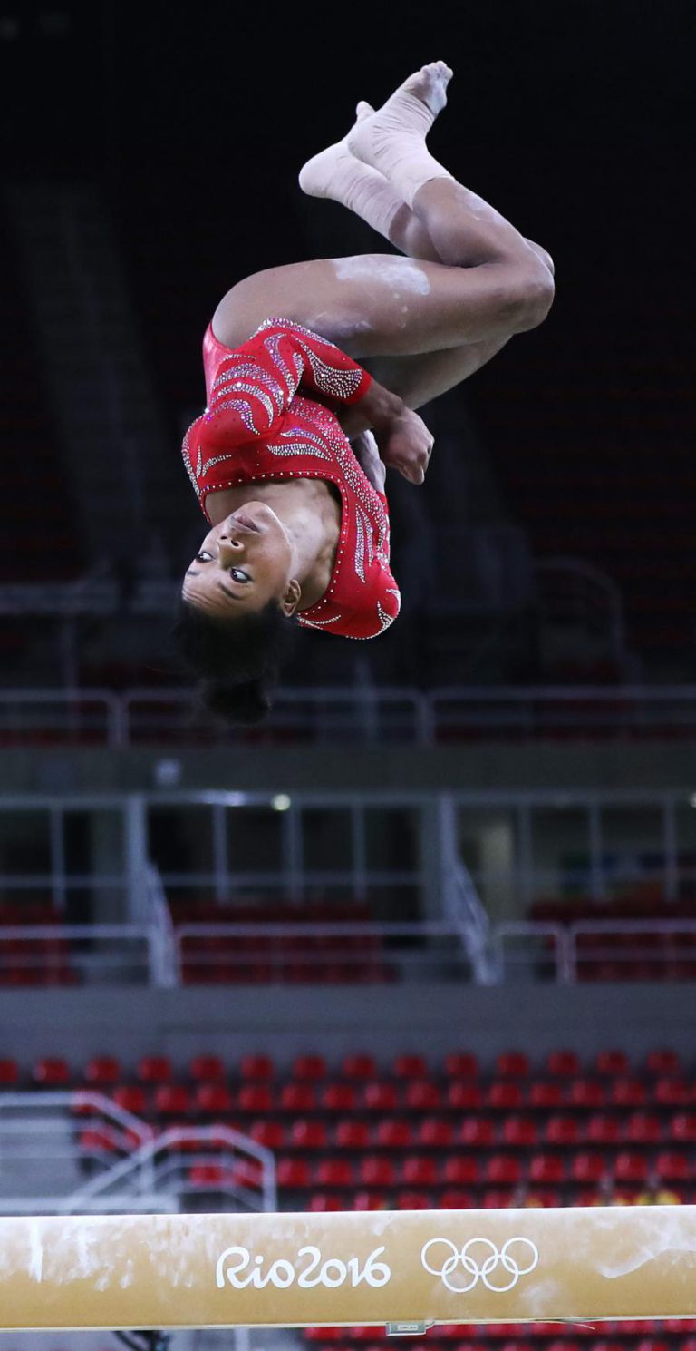GINASTA OLÍMPICA DOS ESTADOS UNIDOS GABBY DOUGLAS ACUSA ANTIGO MÉDICO DE ABUSOS
