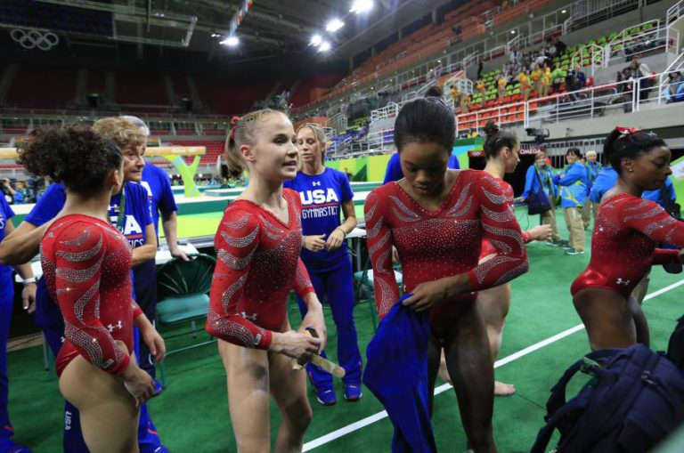 ANTIGO MÉDICO DA EQUIPA DE GINÁSTICA DOS ESTADOS UNIDOS RECONHECE ABUSOS SEXUAIS