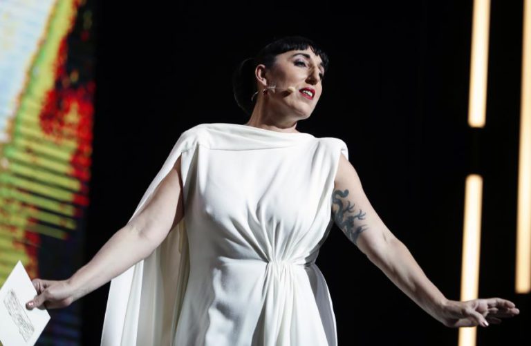 ATRIZ ROSSY DE PALMA DISTINGUIDA PELO FINALMENTE CLUB COM TROFÉU ARTES CÉNICAS