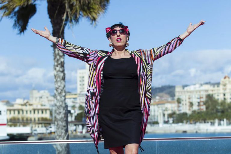 ATRIZ ROSSY DE PALMA RECEBE O TROFÉU INTERNACIONAL ARTES CÉNICAS FINALMENTE CLUB