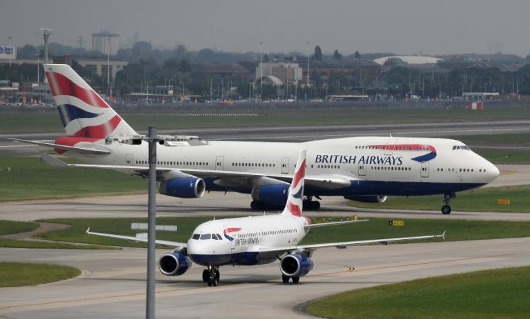 PASSAGEIROS COM BILHETES MAIS BARATOS SÃO ÚLTIMOS A EMBARCAR NA BRITISH AIRWAYS