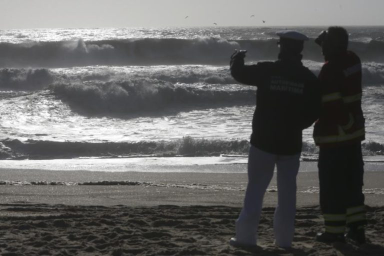 EMBARCAÇÃO DE PESCA NAUFRAGA EM ESPOSENDE, TRIPULANTES RESGATADOS