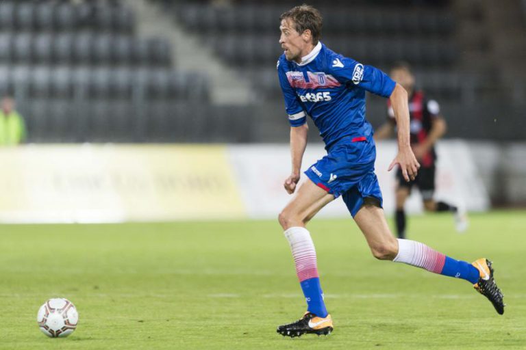 VETERANO AVANÇADO PETER CROUCH RENOVA CONTRATO COM O STOKE