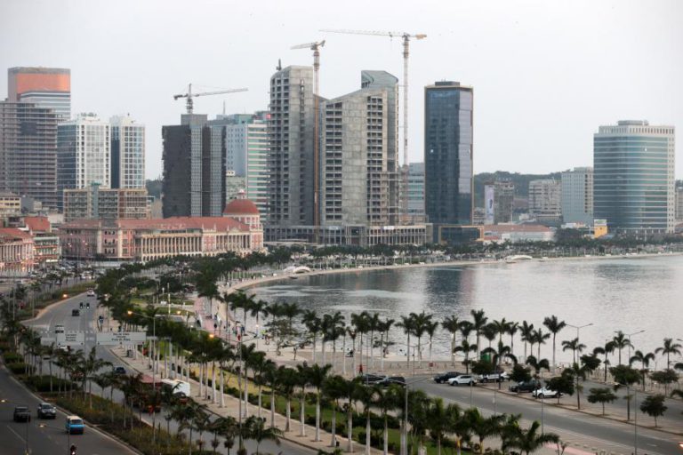 DEZENAS SAEM À RUA EM LUANDA CONTRA VIOLÊNCIA SOBRE MULHERES