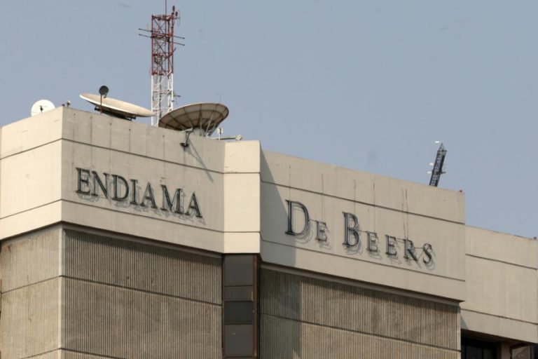 PRESIDENTE ANGOLANO EXONERA PRESIDENTE DA EMPRESA DE DIAMANTES DE ANGOLA