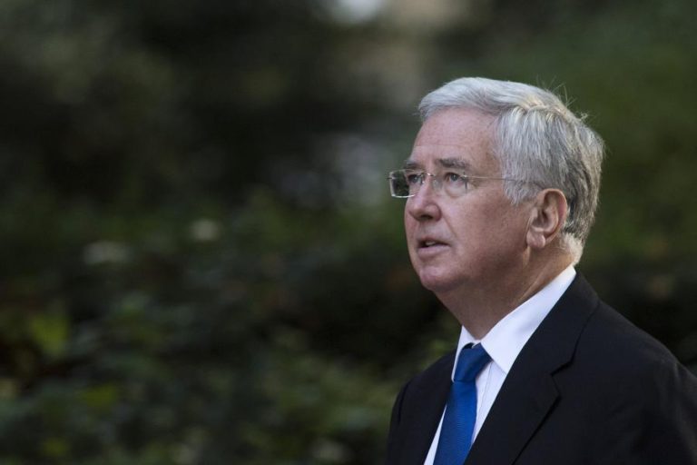 MINISTRO DA DEFESA BRITÂNICO DEMITE-SE POR “CONDUTA INAPROPRIADA” COM JORNALISTA