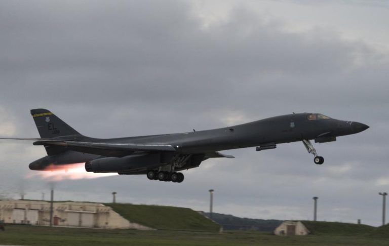 EUA ENVIAM DOIS BOMBARDEIROS PARA A PENÍNSULA COREANA NAS VÉSPERAS DA VISITA DE TRUMP