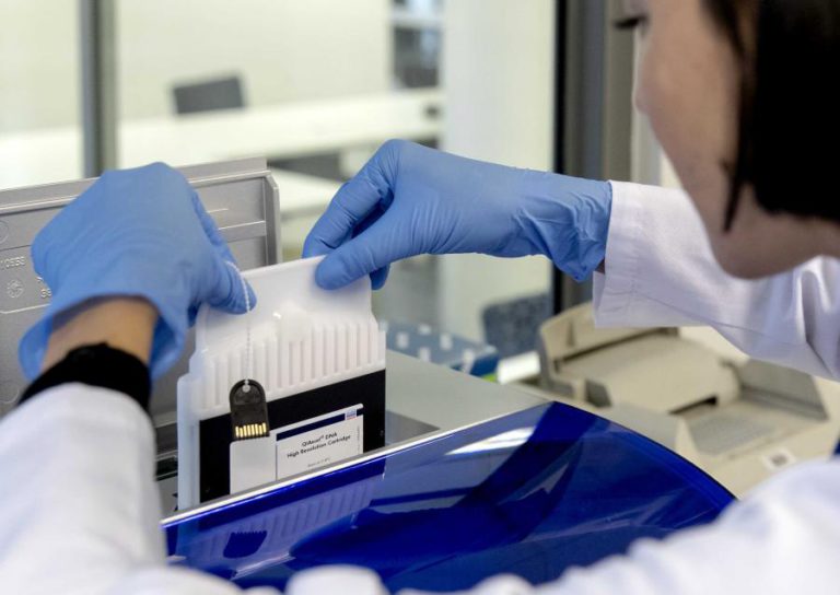 CIENTISTAS TENTAM PELA PRIMEIRA VEZ EDIÇÃO GENÉTICA EM DOENTE VIVO