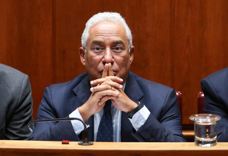 COSTA PROMETE A TÉCNICOS DE SAÚDE CONCENTRADOS NO PORTO FALAR COM MINISTÉRIOS