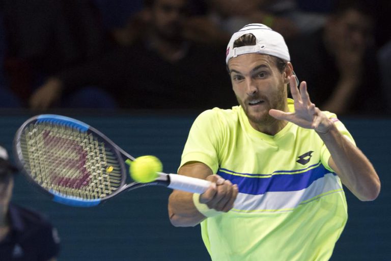 JOÃO SOUSA APRESSA-SE RUMO ÀS ‘MEIAS’ DOS NACIONAIS DE TÉNIS
