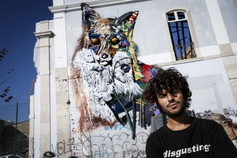 BORDALO II EXPÕE EM ARMAZÉM DE LISBOA EXTENSÃO DO TRABALHO QUE FAZ NAS RUAS COM LIXO