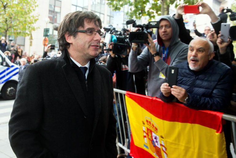 ADVOGADO DIZ QUE PUIGDEMONT TENCIONA COOPERAR COM AS AUTORIDADES