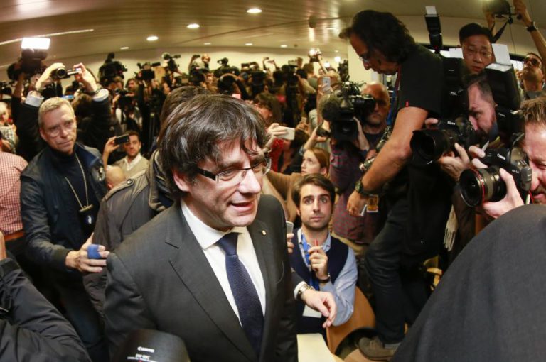PUIGDEMONT ASSEGURA QUE NÃO FUGIU E ASSUME INTENÇÃO DE SER CANDIDATO NAS ELEIÇÕES