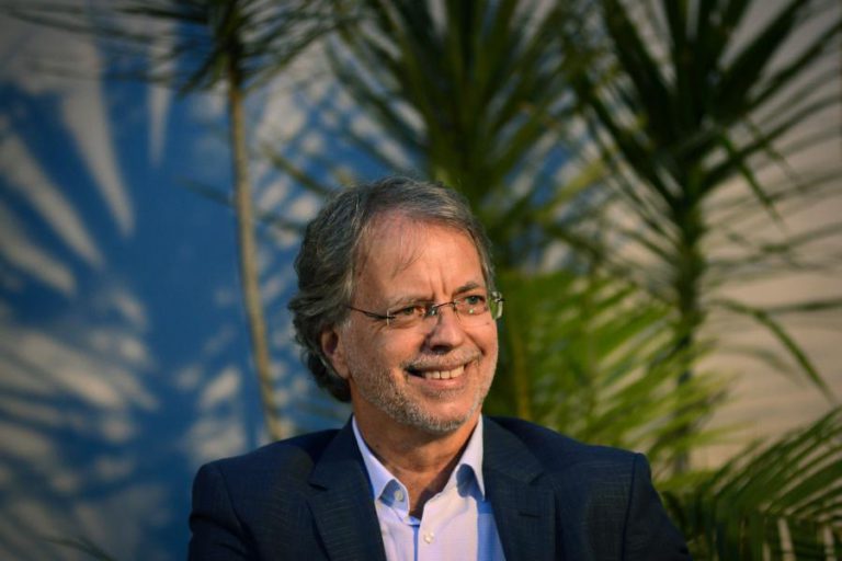 ESCRITOR MIA COUTO CLASSIFICA FILIPE NYUSI COMO “GRANDE ESPERANÇA” PARA MOÇAMBIQUE “SER FELIZ”