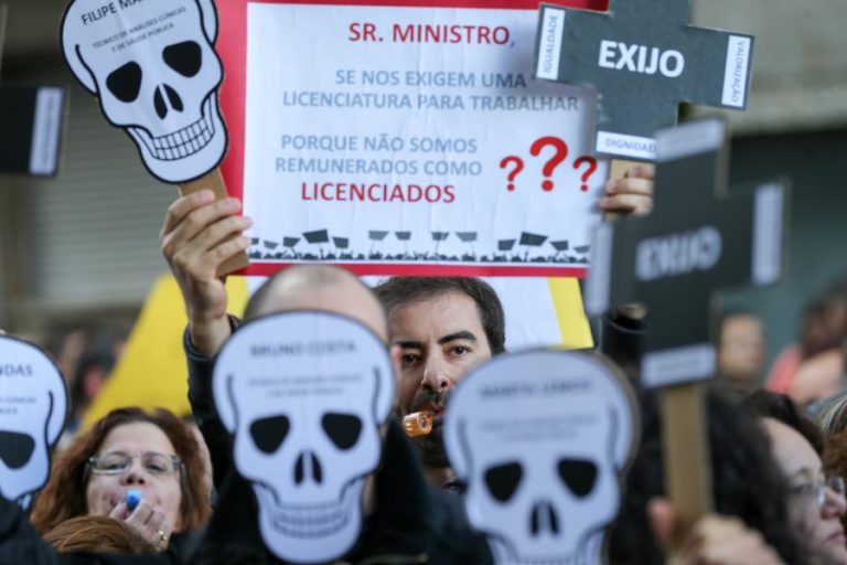 TÉCNICOS DE DIGNÓSTICO PROTESTAM CONTRA “SITUAÇÃO MISERÁVEL” JUNTO AO MINISTÉRIO