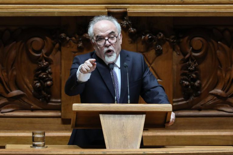 VIEIRA DA SILVA CRITICA PSD E CDS POR NÃO SABEREM VER REFORMAS NA SEGURANÇA SOCIAL