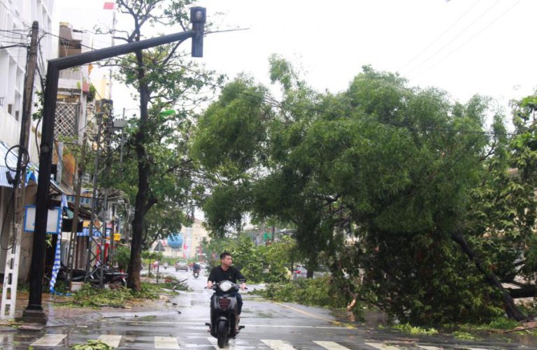 NÚMERO DE MORTOS NO VIETNAME DEVIDO AO TUFÃO DAMREY SOBE PARA 89
