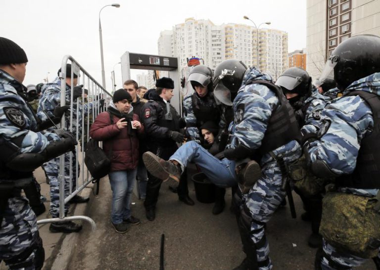 POLÍCIA RUSSA INTERPELOU MANIFESTANTES DE DESFILE ULTRANACIONALISTA EM MOSCOVO