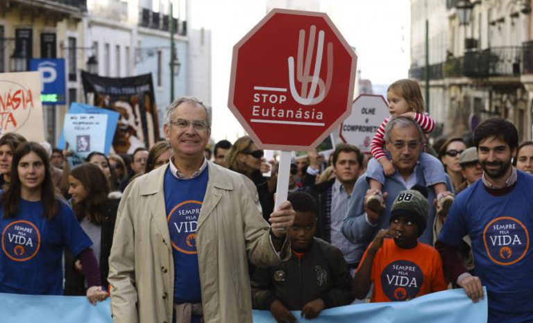 PROJETOS-LEI SOBRE A EUTANÁSIA SÃO CONTRA A CONSTITUIÇÃO E A ÉTICA – MÉDICA