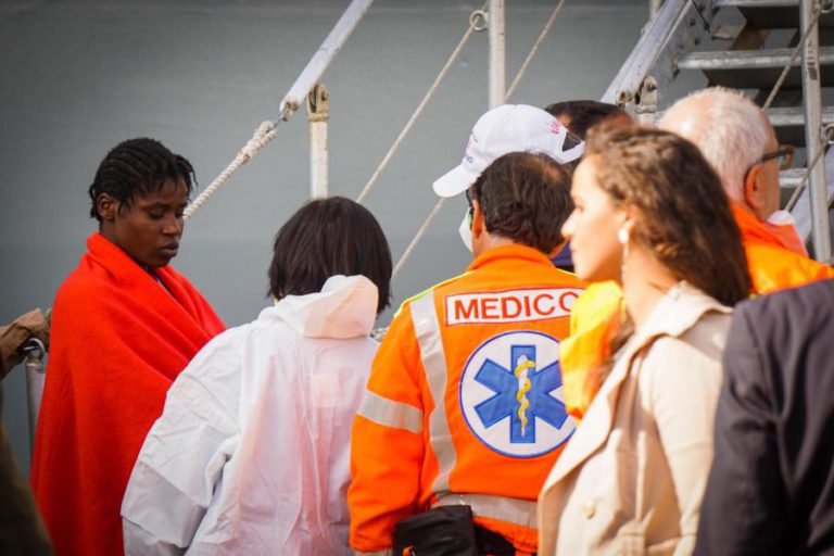 MAIS DE MIL MIGRANTES RESGATADOS NO MAR PELAS AUTORIDADES ITALIANAS