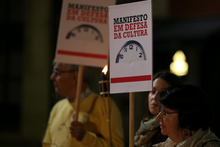 CERCA DE CEM PESSOAS MANIFESTAM-SE EXIGINDO 1% DO ORÇAMENTO DO ESTADO PARA A CULTURA